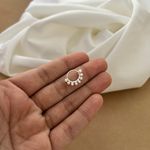 PIERCING ARGOLINHA TRABALHADA COM FILEIRA MINI PÉROLAS
