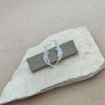 BRINCO EARCUFF CRAVEJADO COM ZIRCÔNIAS