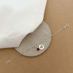 PULSEIRA ELOS OVAIS COM 1 ZIRCÔNIA RUBI E 1 PLAQUINHA COM CORAÇÃO VAZADO