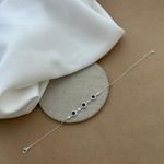 PULSEIRACOM ZIRCÔNIA REDONDA SAFIRA LATERAL CRAVEJADA