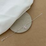 PULSEIRA ELOS OVAIS COM 1 ZIRCÔNIA REDONDA ROSA E 1 CORAÇÃO VAZADO PENDURADO
