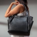 Maxi Bolsa Feminina em Couro Legítimo de Ombro e Transversal com 2 bolsos - Preta