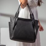 Maxi Bolsa Feminina em Couro Legítimo de Ombro e Transversal com 2 bolsos - Preta