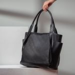 Maxi Bolsa Feminina em Couro Legítimo de Ombro e Transversal com 2 bolsos - Preta