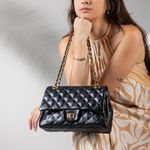Bolsa Transversal Feminina Matelassê em Couro Alça de corrente Dourada - Preta