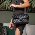 Bolsa Transversal Feminina Matelassê em Couro Alça de corrente - Preta