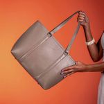 Bolsa Tote Shopper Cris Santos Quadrada Estruturada Divisória e Bolsos Internos Ombro Couro Legítimo Feminina - Caqui