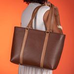 Bolsa Tote Shopper Cris Santos Quadrada Estruturada Divisória e Bolsos Internos Ombro Couro Legítimo Feminina - Pinhão com alça Caramelo