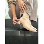 Bota Classic Bico Fino Salto Bloco Couro Bege 