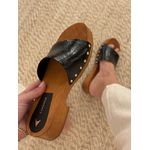 Tamanco Flat Carrano Wood Studs Couro Verniz Preto