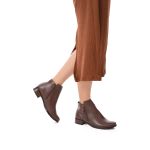 Bota Feminina Santo Charme em couro café cano baixo solado borracha R14003.
