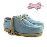 Sapato London Feminino em couro azul bebê, solado crepe em látex e palmilha anatômica.