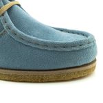Sapato London Feminino em couro azul bebê, solado crepe em látex e palmilha anatômica.
