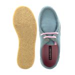 Sapato London Feminino em couro azul bebê, solado crepe em látex e palmilha anatômica.