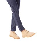 Bota Camping Taupe em couro legitimo com solado crepe em borracha látex.