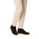 Bota Camping Preta em couro legitimo com solado crepe em borracha látex.