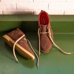 Bota Camping Chocolate em couro legitimo com solado crepe em borracha látex.