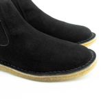 Bota Chelsea Masculina em couro camurça preta, solado látex e palmilha anatômica