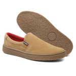 Sapato Slip-On couro bege, solado borracha ambar e palmilha anatômica.