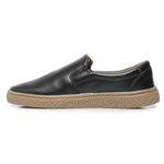 Sapato Slip-On preto, solado borracha ambar e palmilha anatômica.