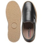 Sapato Slip-On preto, solado borracha ambar e palmilha anatômica.