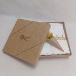 Caixa personalizada com toalhas bordadas