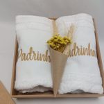 Caixa personalizada com toalhas bordadas