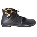 Bota em Couro Preto / Onça