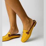 Mocassim em Couro Amarelo Mostarda Cravos