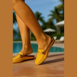 Mocassim em Couro Amarelo Mostarda Cravos