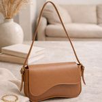 Bolsa Feminina de Ombro Baguete Caramelo com Fechamento Magnético