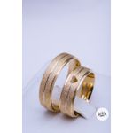 Aliança luxo, ouro 18k. Detalhe coração vazado, volta superior com detalhes chanfrados e toda diamantada, dando toda a modernidade o luxo a joia. Parte interna anatômica.