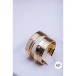 Aliança clássica moderna, ouro 18k, cravejada com ponto de luz, volta superior abaulada, detalhes chanfrados, dando toda personalidade na joia. Parte interna anatômica.