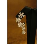 Brinco Ear Cuff Flowers Cravejado com Zircônias em Banho de Ródio Branco.