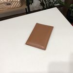 PORTA PASSAPORTE CARAMELO