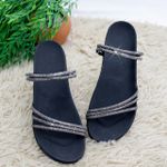 Sandália Rasteira Feminina DalilahShop | Tiras Finas com Pedrarias Coloridas e Brilho Intenso | Confortável, Moderna e Elegante | Ideal para Looks Casuais e Festas Preto
