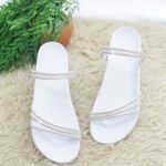 Sandália Rasteira Feminina DalilahShop | Tiras Finas com Pedrarias Coloridas e Brilho Intenso | Confortável, Moderna e Elegante | Ideal para Looks Casuais e Festas Branca