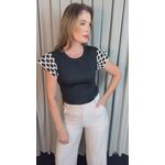 T-shirt Feminina Manga Crochê Delicada - Preta/ Branca - Cod 526