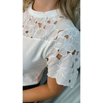 T-Shirt Feminina Bordada Flores Elegância e Delicadeza - Branca- Cod 237