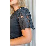 T-Shirt Feminina Bordada Flores Elegância e Delicadeza - Preto - Cod 237