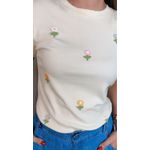 T-shirt Feminina Com Detalhe Florzinha - Off White - Cod 537