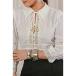 Blusa de Crepe com Guipir, Botões Pérola e Laços Trabalhados
