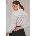 Blusa de Crepe com Guipir, Botões Pérola e Laços Trabalhados