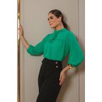 Blusa de Crepe Verde com Gola Alta e Botões Cobertos