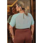 Blusa de Crepe com Pedrarias e Ferragens nos Ombros