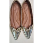 Sapatilha Dourada de laço e medalha 