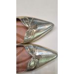 Sapatilha Dourada de laço e medalha 