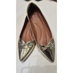 Sapatilha Dourada de laço e medalha 