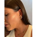 BRINCO TREVO RESINADO MARROM BANHADO A OURO 