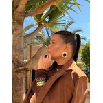 BRINCO BOHO CHAPA RESINADA MARROM BANHADO A OURO
